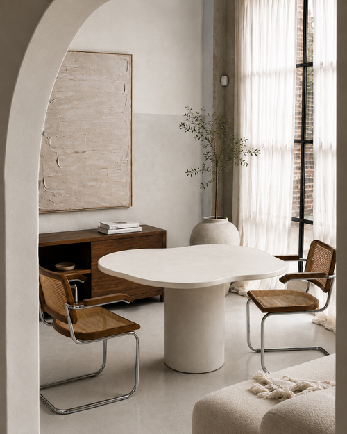 Mesa de comedor Deia de microcemento con sobre orgánico y pedestal cilíndrico central