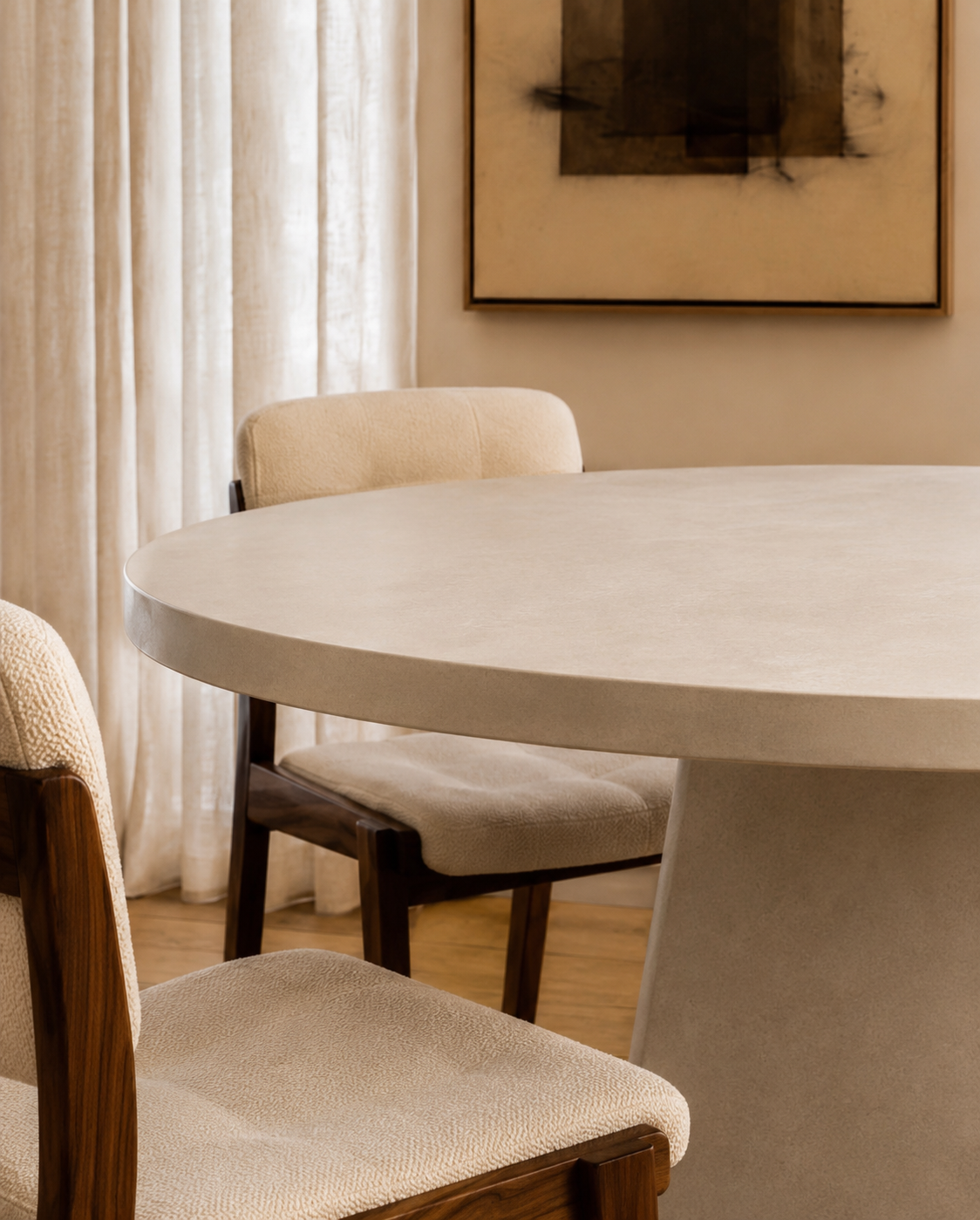 Detalle del acabado de microcemento de la mesa de comedor Marlen